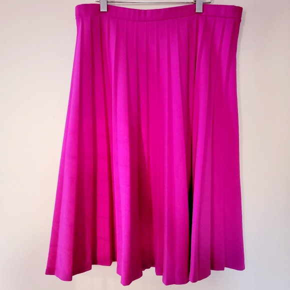 Vintage Dresses & Skirts - • VINTAGE FUCHSIA PLEATED POLY MIDI •